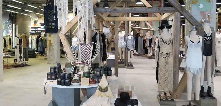 Interior de una tienda de Urban Outfitters Urban Outfitters cierra 2020 con una caída de ingresos del 13%